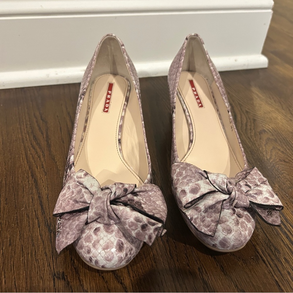 Prada snakeskin leather embossed small heel with bow pump. 38.5 Calzature Donna - Picture 4 of 7
